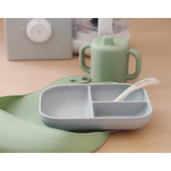 BÉABA Goûter Sain|Couverts Vaisselle Et Bavoirs*Coffret repas silicone Les essentiels Gris/Vert sauge